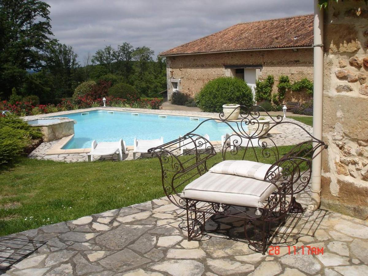 Gite 4 Personnes Situe Aux Portes Du Perigord Saint-Adjutory Exteriér fotografie