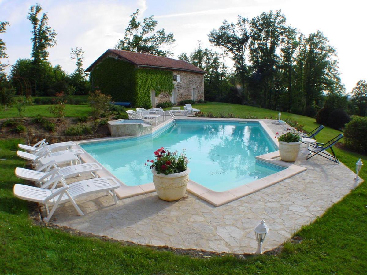 Gite 4 Personnes Situe Aux Portes Du Perigord Saint-Adjutory Exteriér fotografie